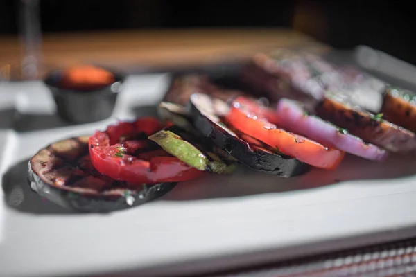 Een Bord Gegrild Rundvlees Met Gegrilde Plakjes Aardappelen Tomaten Uien — Stockfoto