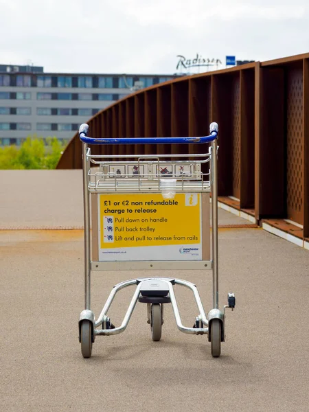Luggage Trolley Manchester Airport Struggling Passenger Levels Covid — Stok fotoğraf