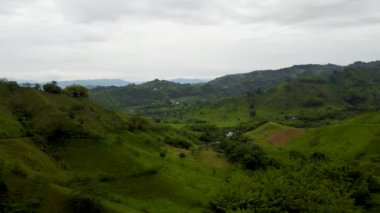 Gün ışığında güzel bir dağ manzarası