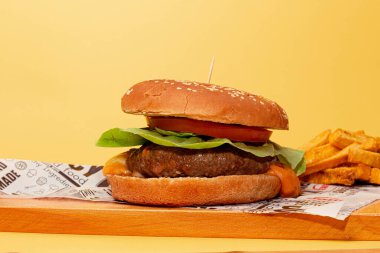 Hamburgerin yakın plan çekimi.