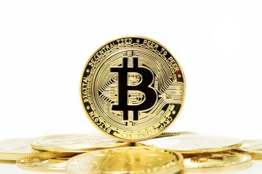 Beyaz bir arkaplanda izole edilmiş bozuk para zulasının üstündeki kripto para biriminin yakın plan görüntüsü.