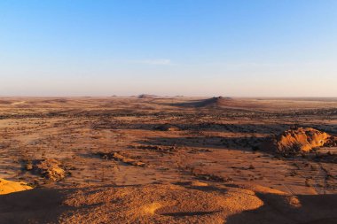 Namibya 'daki Spitzkoppe Tepesi' nin açık gökyüzünün altında güzel bir manzarası