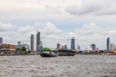Tayland 'ın güneydoğu Asya bölgesindeki Chao Phraya Nehri' nde kargo gemisi olan bir römorkör.