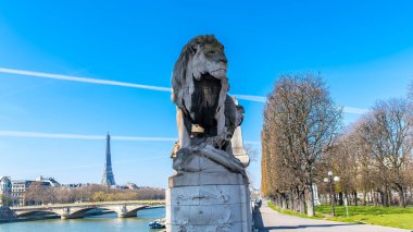 Paris, Alexandre III köprüsünde aslan, arka planda Eyfel Kulesi