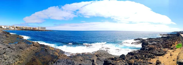 Panoramic Shot Beautiful Waves Splashing Rocks — Zdjęcie stockowe