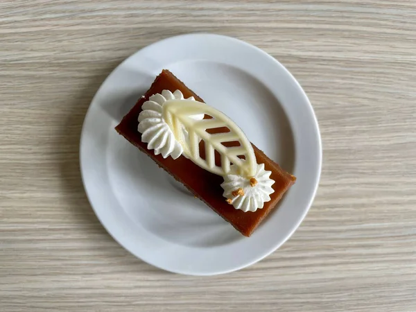 Top View Delicious Toffee Cake Cream Piece Chocolateon Red White — Foto de Stock