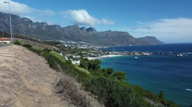 Gün ışığında güzel bir dağ manzarası