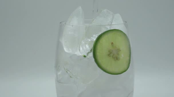 Closeup Shot Water Pouring Glass Ice Cup Lemon Slices Isolated — Stok video