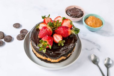 Çilekle süslenmiş çikolatalı pastanın yüksek açısı.