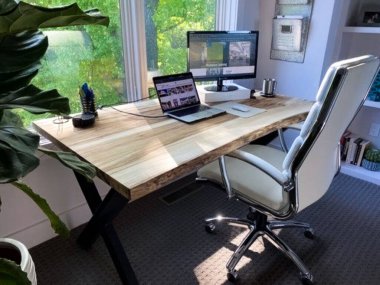 Modern ekipman ve nesnelerle dolu bir ofis tasarımı.