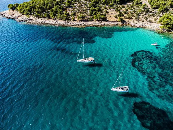 Drone Shot Beautiful Boats Turquoise Water Green Beach Sunny Day — Stockfoto