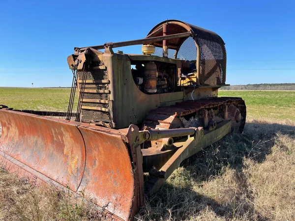 Burke County Usa Old Abandoned Rusted Tractor Distant Corner View — Fotografia de Stock