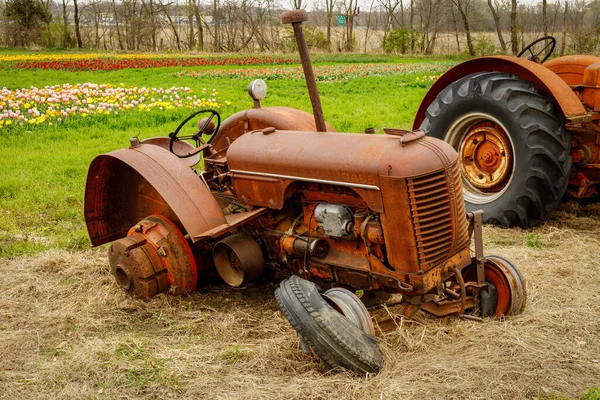 Old Damaged Rusty Abandoned Farm Tractor — 图库照片