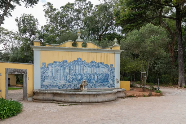 カスカイスのマレチャル カルモナ公園にある美しい絵画と噴水のある歴史的な壁の景色 — ストック写真