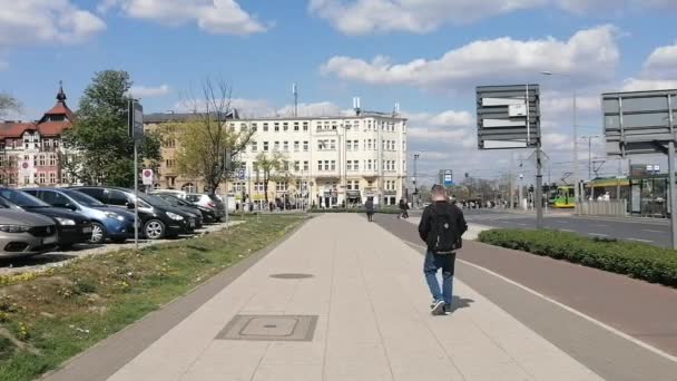 People Walking Sidewalk Next Bike Route Roosevelta Street Poznan — Αρχείο Βίντεο
