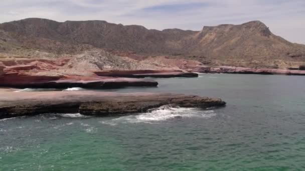 Aerial View Wavy Sea Rocky Mountains Gleaming Cloudy Blue Sky — Wideo stockowe