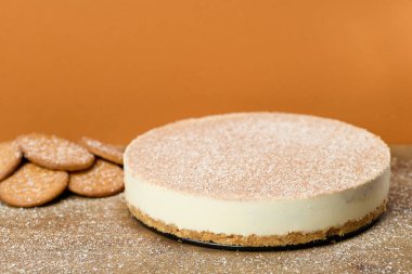 Kahverengi arka planı olan bir masada lezzetli bir kekin yakın çekimi.