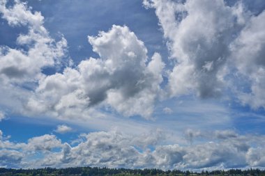 Gökyüzünde çeşitli bulut oluşumları