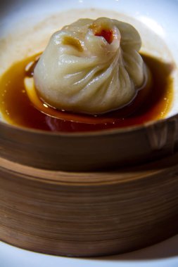 Bir kasedeki geleneksel Çin yemeğinin dikey yakın çekimi.