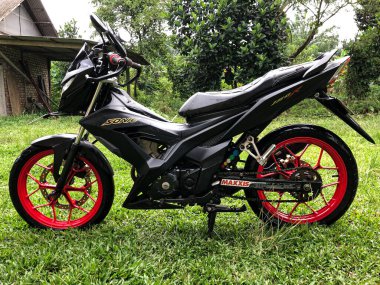 Sonic 150R in black dof theme