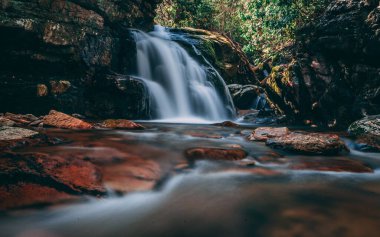 Şelalenin manzarası, arka plan için mükemmel.