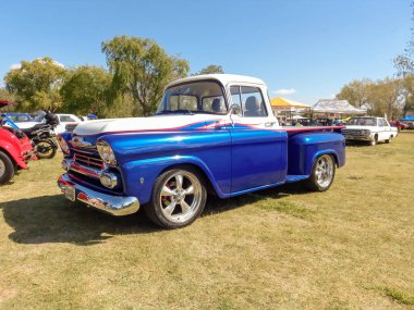 Eski mavi hizmet Chevrolet Chevrolet Apaçi V8 kamyonet 1958 'de kırsal alanda GM tarafından. Yan görüş. Doğa çim ağaçları. Klasik araba şovu. Kopyalama alanı