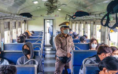 İnsanlar ve bir kondüktör Thailan 'da bir tren vagonunda