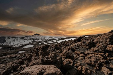 Gün batımında güzel dağların alçak açılı görüntüsü.