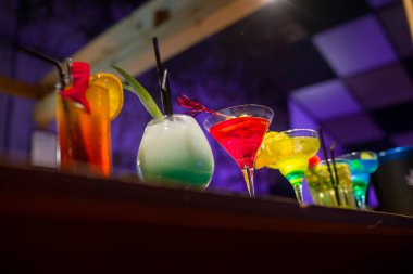 Barın tezgahında değişik martini bardakları var.