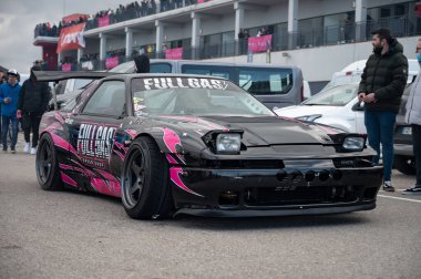 Pembe plastik kaplamalı Toyota Supra