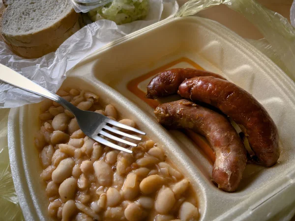 Comida Takeaway Embalagens Isopor Feijão Branco Salsichas Com Salada Repolho — Fotografia de Stock