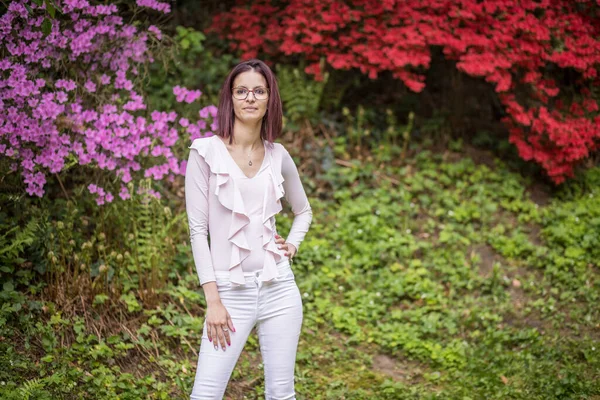 Primo Piano Una Ragazza Posa Vicino Bellissimi Fiori Azalea Zalaegerszeg — Foto Stock