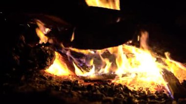 Aesthetically pleasing campfire footage shot in the Australian bush