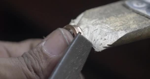 Jakarta Indonesia June 2022 Traditional Goldsmith Forms Ring Hone — Vídeo de Stock