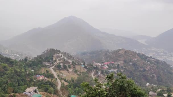 Aerial Shot Houses Uttarakhand Mountains Range Trees Foggy Mountains India — Stockvideo