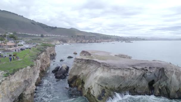 海と海岸の崖の映像 カリフォルニア州サンルイスオビスポの恐竜洞窟公園 — ストック動画