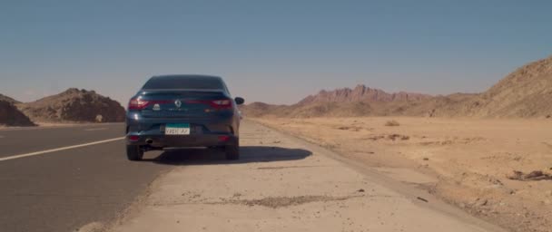 Renault Car Parked Side Desert Luxor Egypt — Stok video