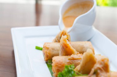 Biber soslu Çin usulü Çin böreğinin yakın çekimi.