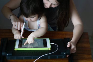 Dijital çizim yapan kızıyla yakın plan bir kadın.