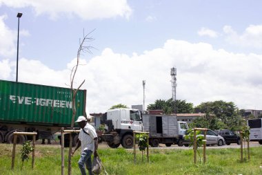 embouteillages sur une autoroute africaine a une heure de pointe