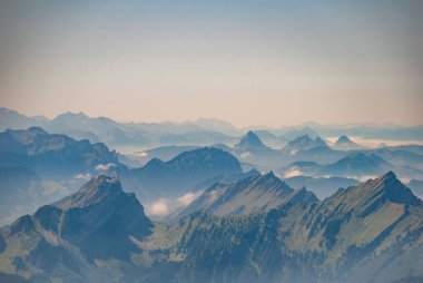 Santis Mountian 'ın hava manzarası, Schwagalp Geçidi mavi gökyüzüne karşı parlak güneş ışığı, İsviçre