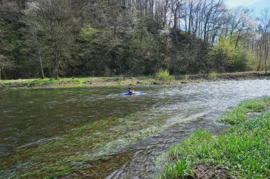 Ren-Siegkreis 'de Herchen adında bir yerin yakınındaki Kuşatma adlı nehrin manzarası, Kuzey Ren-Westphalia, Almanya, mavi bulutlu gökyüzü