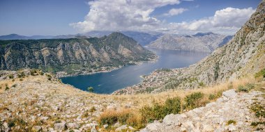 Karadağ 'da dağlarla çevrili bir göl veya nehir manzarası
