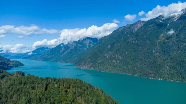 Beautiful View Calm Lake Surrounded Dense Trees Mountains — Foto Stock