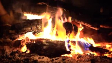 Aesthetically pleasing campfire footage shot in the Australian bush