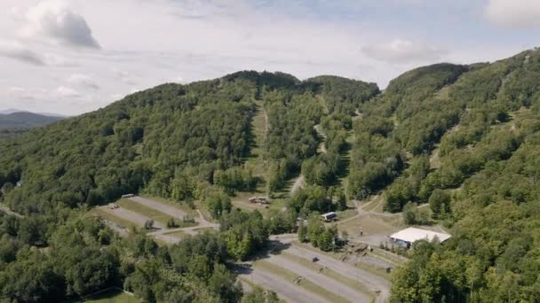 山の緑の木々の空中風景 — ストック動画