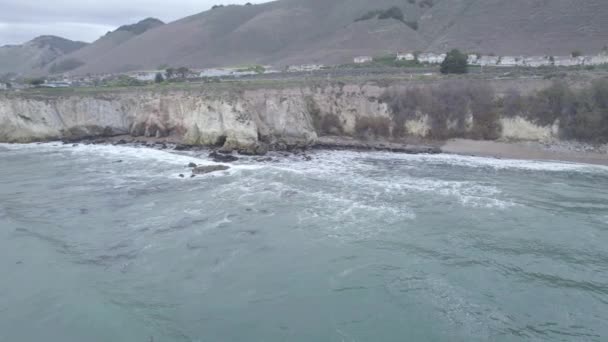カリフォルニア州サンルイスオビスポの恐竜洞窟公園の海と海岸の崖の映像 — ストック動画
