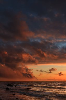 Baltık Denizi kıyısında gün batımının büyüleyici bir görüntüsü.
