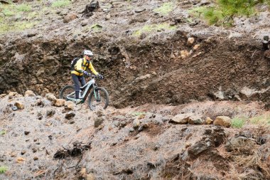 La Palma Kanarya Adası, İspanya 'nın batısında bisiklet süren bir dağ bisikletçisi.