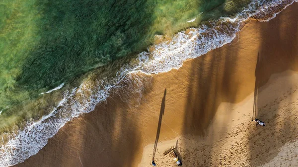 Vzdušný Záběr Krásné Zelené Vlny Moře Pěny Narážející Pobřeží — Stock fotografie